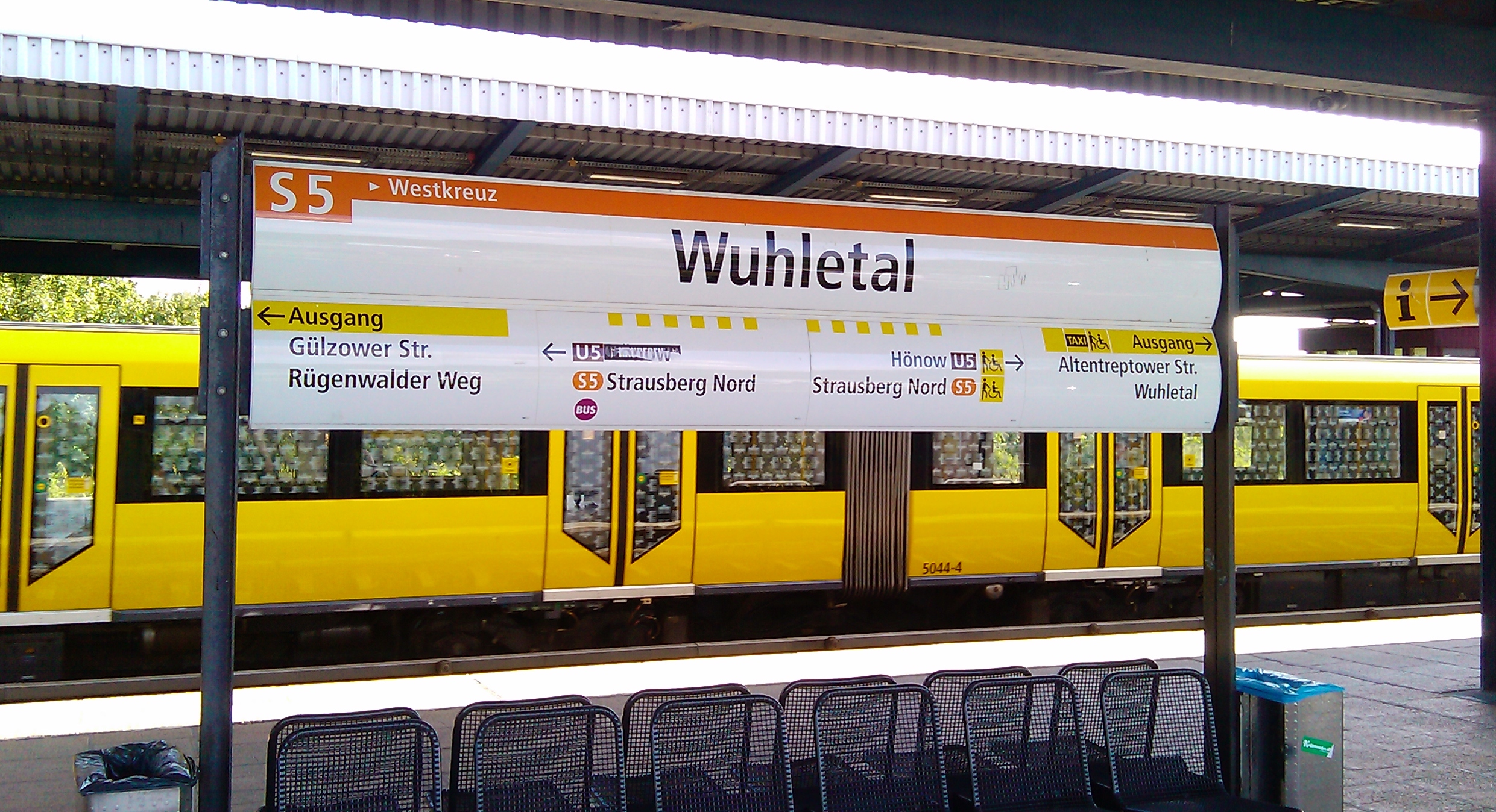 Bahnhof_Berlin-Wuhletal_Station_Sign_of_S-Bahn_in_BVG_Corporate_Design